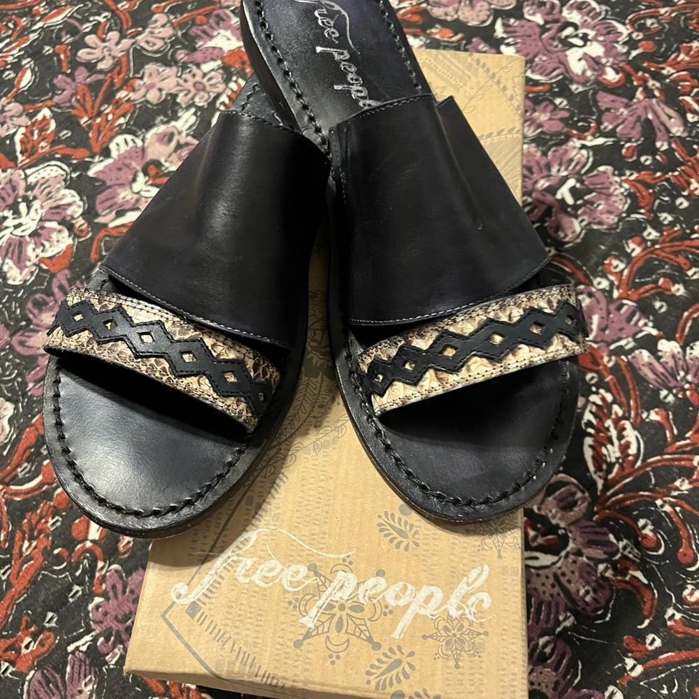 Black Leather Slide Sandals with Geometric Pattern